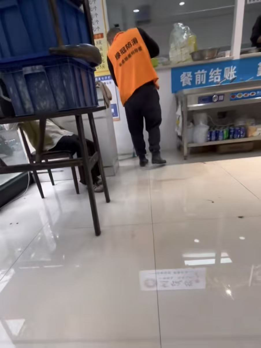 盒饭侠永川店地面防滑处理案例